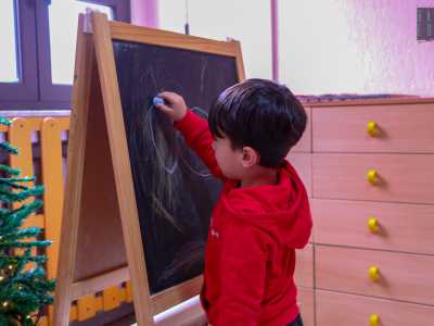 ...e Raffaele che disegna sulla lavagna, ci congediamo nostalgicamente da questo spensierato luogo dedicato all�et� pi� bella